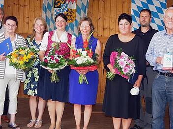 Der CSU-Ortsverband Höfles-Vogtendorf ehrte langjährige Mitglieder. Das Bild zeigt die Geehrten mit Bürgermeisterin Angela Hofmann (Fünfte von links), Landrat Klaus Löffler (Zweiter von links) und Stadtrat Heinz Hausmann (rechts).