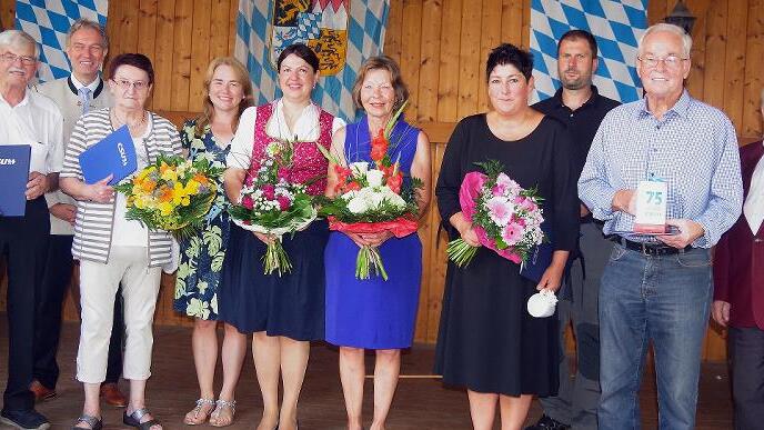 Der CSU-Ortsverband Höfles-Vogtendorf ehrte langjährige Mitglieder. Das Bild zeigt die Geehrten mit Bürgermeisterin Angela Hofmann (Fünfte von links), Landrat Klaus Löffler (Zweiter von links) und Stadtrat Heinz Hausmann (rechts).