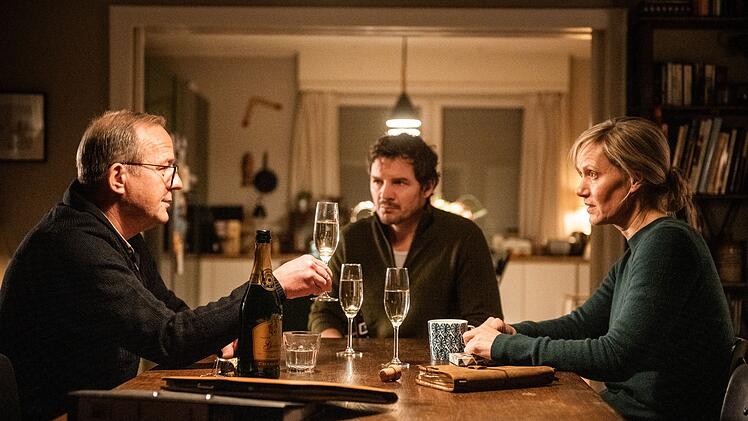 Gerhard Z&ouml;llner (Uwe Preuss, links) war fr&uuml;her durchaus ambitioniert in der Kommunalpolitik unterwegs und sieht Claudia (Anna Schudt) als seine Nachfolgerin. Er m&ouml;chte, dass sie f&uuml;rs B&uuml;rgermeisterinnen-Amt kandidiert. Ehemann Peter (Felix Klare) sieht dies eher skeptisch.