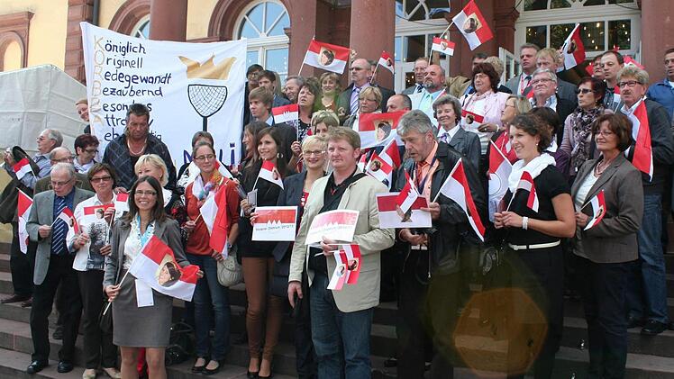 Die 60 Fans vor dem Saalbau in Neustadt.