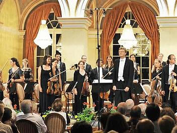 Sichtlich Spaß hatten die Musiker des Bayerischen Kammerorchesters bei ihrem Sommerkonzert unter dem Titel "Landpartie" -und das nicht erst beim lang anhaltenden Schlussapplaus. Fotos: Christian Dijkstal