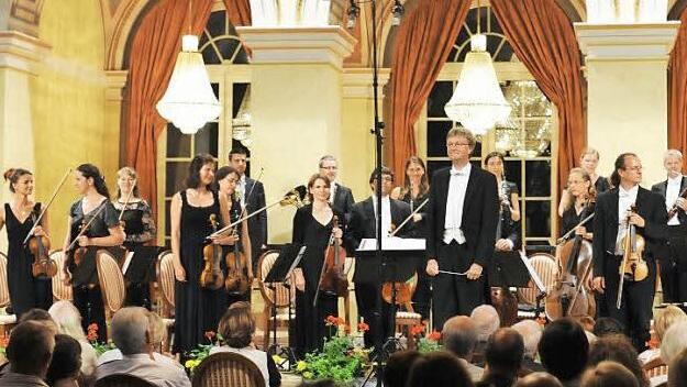 Sichtlich Spaß hatten die Musiker des Bayerischen Kammerorchesters bei ihrem Sommerkonzert unter dem Titel "Landpartie" -und das nicht erst beim lang anhaltenden Schlussapplaus. Fotos: Christian Dijkstal