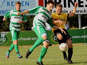 Fabian Benkert (rechts) und seine Sander Mannschaftskameraden erwarten mit der SpVgg Ansbach ein bisher sehr auswärtsstarkes Team.