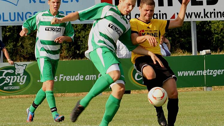 Fabian Benkert (rechts) und seine Sander Mannschaftskameraden erwarten mit der SpVgg Ansbach ein bisher sehr auswärtsstarkes Team.