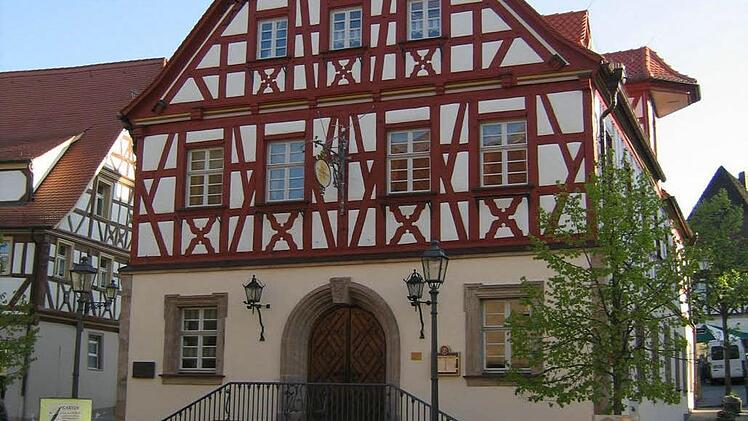 Im alten Herzogenauracher Rathaus mussten die früheren Bediensteten dem alten Fürsten abschwören. Foto: Manfred Welker