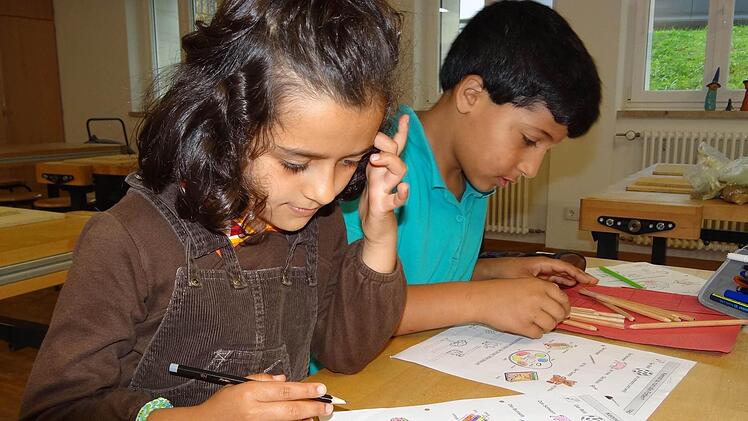 Hala und Adnan aus Syrien besuchen seit vier Wochen die Schule in Ebern. Das mit den lateinischen Schriftzeichen haben so schon sehr gut drauf. Wie die verschiedenen Farben auf deutscher Sprache heißen, wissen sie auch schon. Und wenn sie mit ihren Sprachkenntnissen am Ende sind, dann helfen sie sich einfach gegenseitig auf Arabisch.
