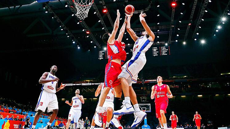 Rudy Gobert (rechts) war der Herrscher unter den Brettern. Hier setzt sich der Center der Franzosen gegen Milos Teodosic durch. Foto: Voan Valat/dpa