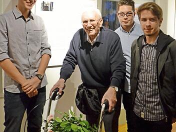 Fritz Höfelein (geb. 1924) und "seine klasse Jungs" Lukas Grenzer, Martin Müller und Sebastian Wolf, Schüler der 10b der Grund- und Mittelschule Hirschaid Foto: Andrea Spörlein