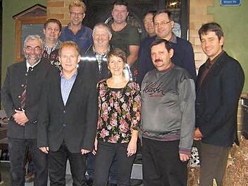 Feierstunde im Forstbetrieb Rothenkirchen: Forstbetriebsleiter Peter Hagemann (links) und Servicestellenleiter Stefan Wittenberg (rechts) gratulierten B&uuml;roleiterin Angela Zielowski, Personalratsvorsitzendem Baptist Fischer (unten Zweiter von links) und weiteren sieben Forstwirten aus dem Frankenwald und der Obermainregion zu ihrem Dienstjubil&auml;um. Foto: Forstbetrieb Rothenkirchen