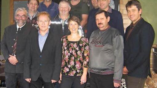 Feierstunde im Forstbetrieb Rothenkirchen: Forstbetriebsleiter Peter Hagemann (links) und Servicestellenleiter Stefan Wittenberg (rechts) gratulierten Büroleiterin Angela Zielowski, Personalratsvorsitzendem Baptist Fischer (unten Zweiter von links) und weiteren sieben Forstwirten aus dem Frankenwald und der Obermainregion zu ihrem Dienstjubiläum. Foto: Forstbetrieb Rothenkirchen