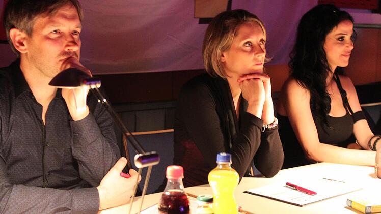 Gebannte Blicke und gebannte Aufmerksamkeit der Jury beim Auftritt von Klangfeder  Foto: Häggberg