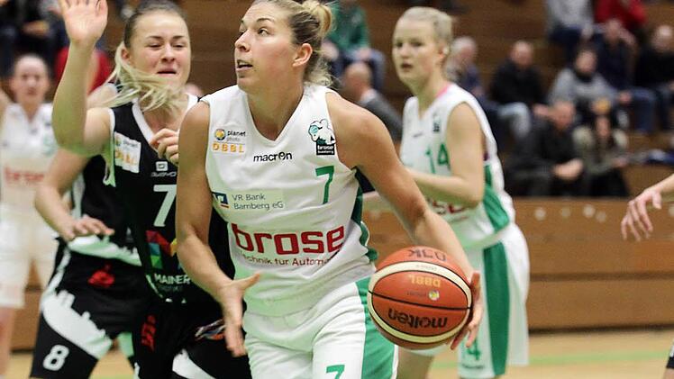 Wichtige Punkte von Svenja Zeis (vorne) in entscheidenden Phasen reichten nicht, um die Bamberger Niederlage in Bad Homburg zu verhindern. Foto: sportpress