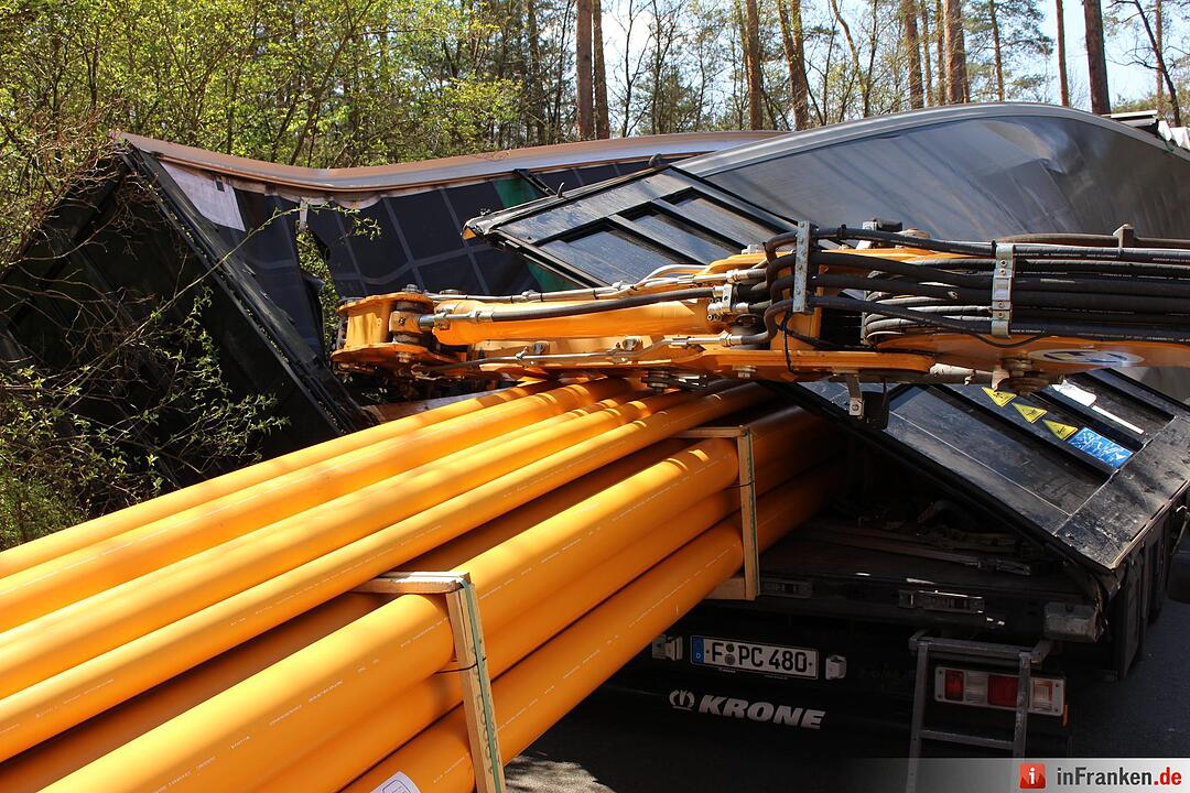 Erlangen: Bagger kippt auf Unigelände um