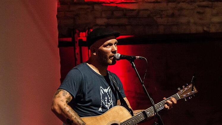 Matze Rossi setzt die musikalsichen Akzente.Foto: Jochen Berger