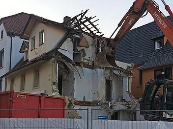 Der Abrissbagger macht das alte Haus in der Webergasse 15 platt. Foto: Stephan Tiroch