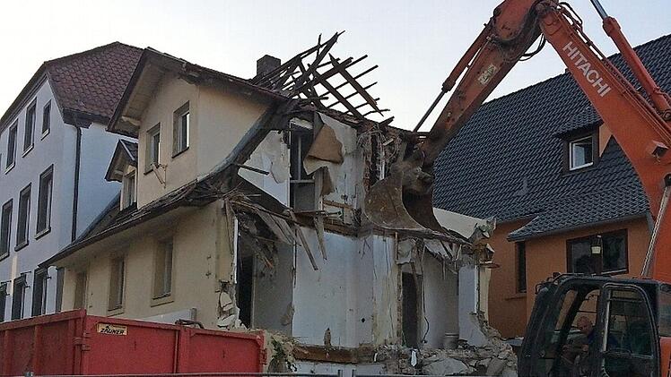 Der Abrissbagger macht das alte Haus in der Webergasse 15 platt. Foto: Stephan Tiroch