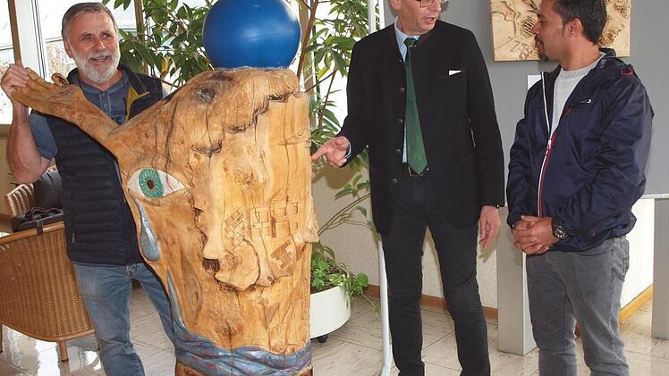 Der Asylbewerber Elham Rahmani (rechts) und der "Holzformer" Ernst Müller (links) aus Altenkunstadt stellten ihre gemeinsam geschaffene Skulptur "Flucht" dem Landrat Christian Meißner (Mitte) im Rahmen einer im Landratsamt eröffneten Ausstellung vor, die noch in den nächsten Wochen zu besichtigen ist.  Foto: A. Thieret