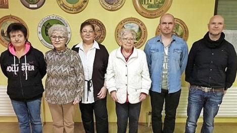 Die Uehlfelder Schützen ehrten (v.l.) Brigitte Schwarz, Rosi Cichon, Erna Bauer, Maria Stangl (40 Jahre Mitgliedschaft), Peter Dreßler (25 Jahre), Holger Cichon (400 Rundenwettkämpfe).  Foto: privat