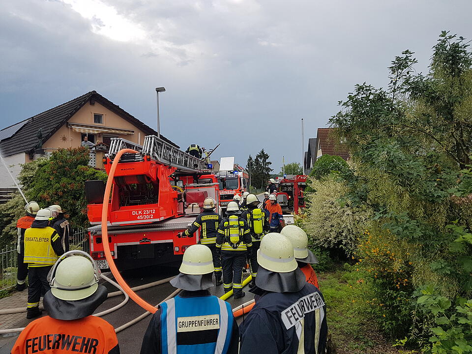 Blitzeinschlag: Dachstuhl im Kreis Erlangen-Höchstadt geht in Flammen auf