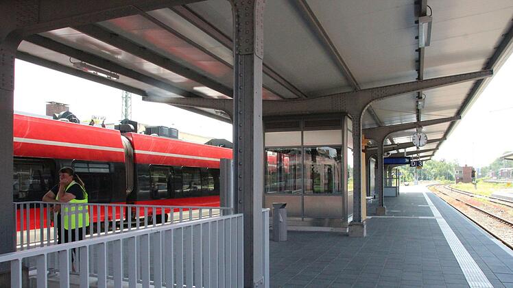 An dem Bahnsteig zu den Gleisen 2 und 3  halten auch die Regionalexpresszüge. Foto: Svenja Sollmann