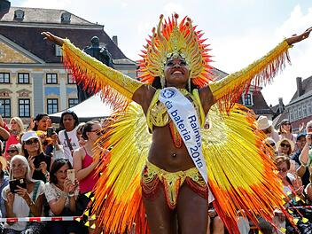 Impressionen vom Samba-Umzug am Sonntanachmittag.Foto: Matthias Hoch