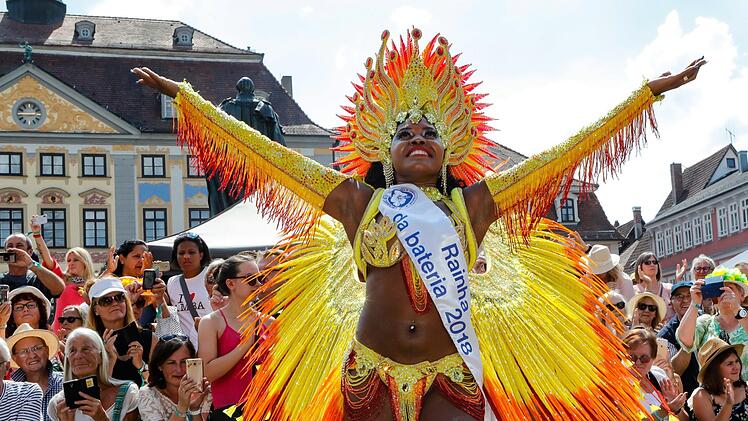 Impressionen vom Samba-Umzug am Sonntanachmittag.Foto: Matthias Hoch
