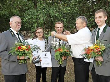 Vorstandsmitglied Udo Stricker hängt dem neuen König die Königskette um. Von links: 1. Ritter Alfred Köstner, Jugendkönig Louis Buhl. König Dennis Stang, Udo Stricker und 2. Ritter Philipp Schultheiß.