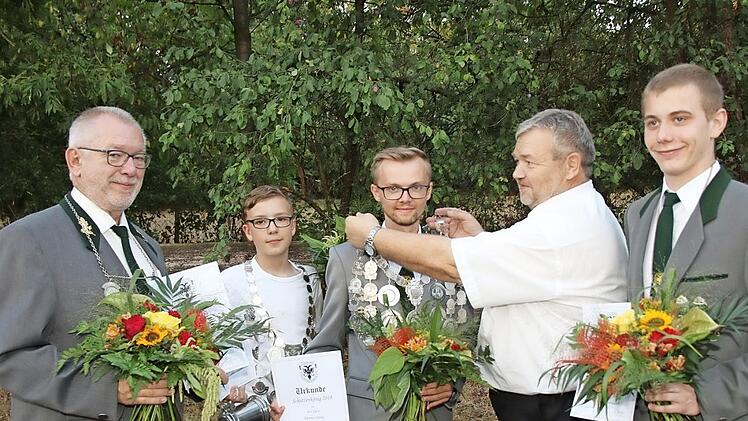 Vorstandsmitglied Udo Stricker hängt dem neuen König die Königskette um. Von links: 1. Ritter Alfred Köstner, Jugendkönig Louis Buhl. König Dennis Stang, Udo Stricker und 2. Ritter Philipp Schultheiß.