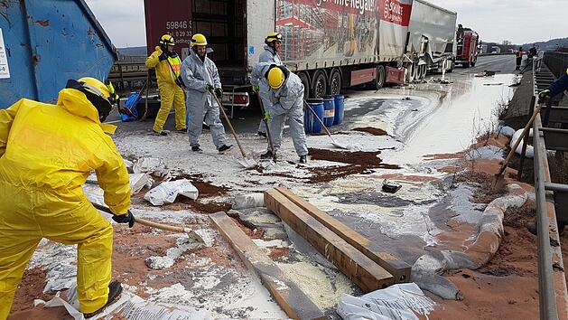 Der Klebstoff musste mit Sand und &Ouml;lbinder vermischt werden, um ihn von der Autobahn entfernen zu k&ouml;nnen.  Foto: Abschleppdienst Bauerrei&szlig;