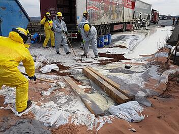 Der Klebstoff musste mit Sand und Ölbinder vermischt werden, um ihn von der Autobahn entfernen zu können.  Foto: Abschleppdienst Bauerreiß