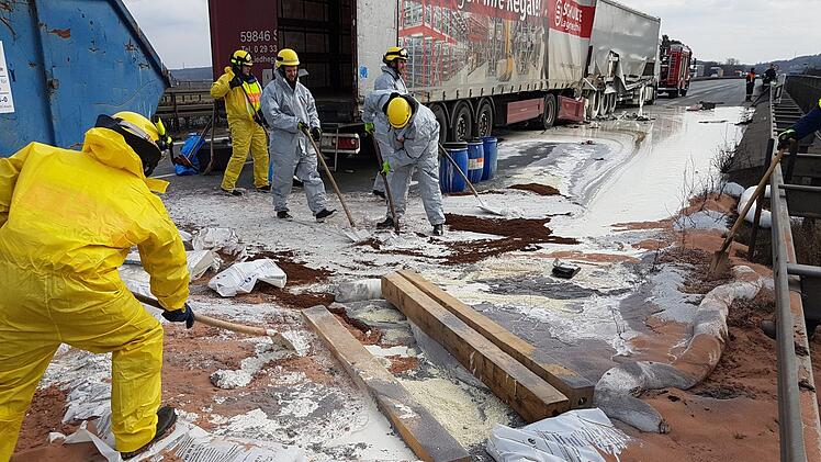 Der Klebstoff musste mit Sand und Ölbinder vermischt werden, um ihn von der Autobahn entfernen zu können.  Foto: Abschleppdienst Bauerreiß