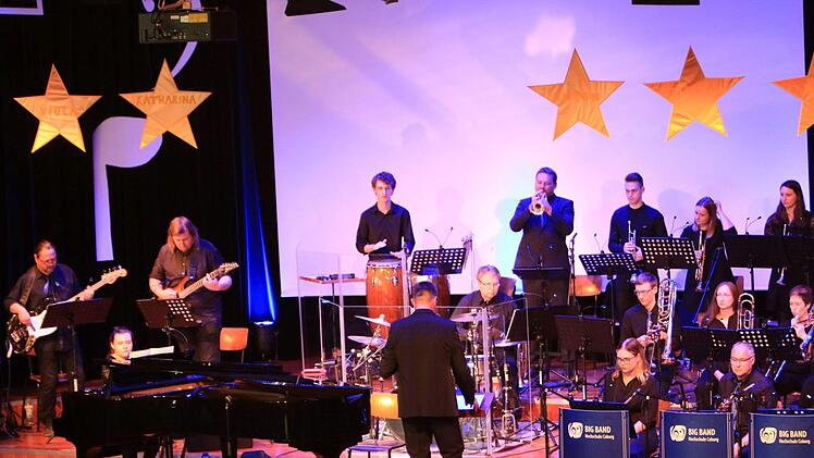Kurzweiliges Programm auf hohem Niveau: Die Bigband der Hochschule Coburg unter Leitung von Ralf Probst sowie junge Gesangstalente aus der Region beeindruckten zahlreiche Zuhörer im Kongresshaus Rosengarten.Foto: Jochen Berger