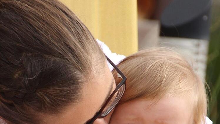 "Rotbäckchen" Mia genießt das Kuscheln mit ihrer Mama nach der Eventsauna.Diana Fuchs