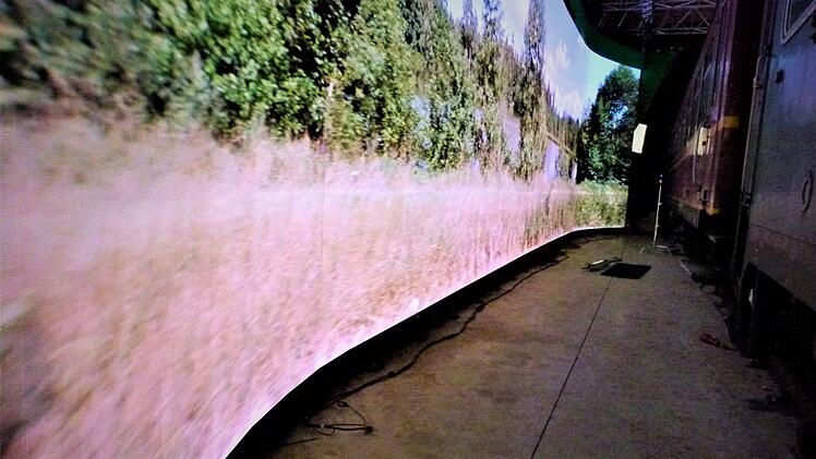 Der Zug, daneben die LED-Wand. Foto: privat