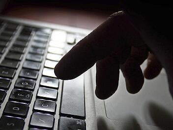 20 Vorschaubilder mit kinderpornografischem Inhalt wurden bei der Wohnungsdurchsuchung eines 44-J&auml;hrigen gefunden, der Ausdrucke davon an Spazierwegen abgelegt hat. Vor Gericht war er gest&auml;ndig und zeigte Reue.