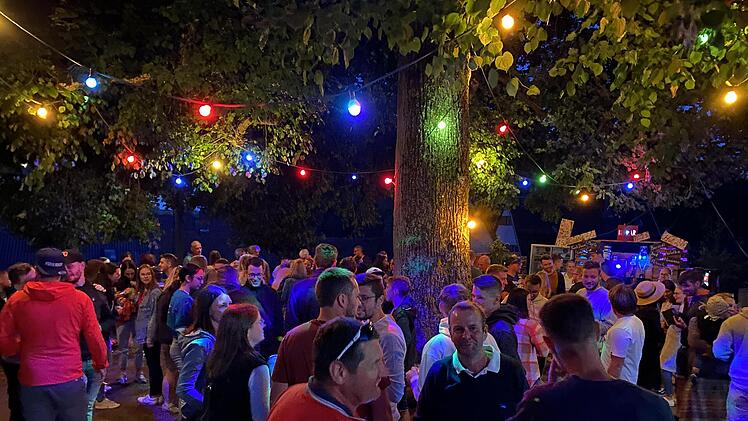 Cocktail Bar unter der Linde. Das 75jährige Jubiläum wurde bei bester Stimmung und Witterung gefeiert.
