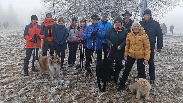 Die Mitglieder des Rh&ouml;nklubs am Gipfelkreuz.