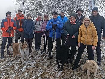 Die Mitglieder des Rh&ouml;nklubs am Gipfelkreuz.