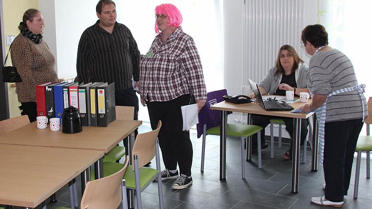 In einem Architekturbüro spielte der Sketch, in dem zwei Wohnungssuchende auftauchten, letztlich aber ein Quartier für ihren Kanarienvogel suchten.