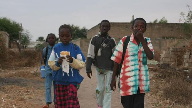 Kinder auf dem Weg in die Schule.