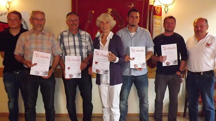 Die für 25 Jahre Geehrten zusammen mit Vorsitzendem Reinhold Sußmann (rechts) und Zweitem Vorsitzenden Fabian Stelzner (links).