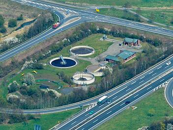 Erneuerungsbedürftig ist die Kläranlage von Breitengüßbach an der Autobahn-Anschlussstelle Nord.  Foto: Ronald Rinklef