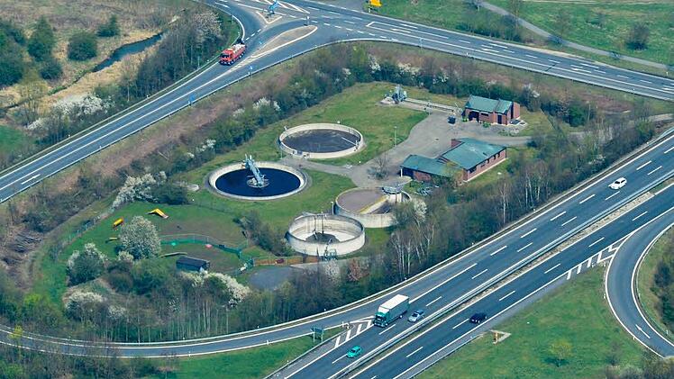 Erneuerungsbedürftig ist die Kläranlage von Breitengüßbach an der Autobahn-Anschlussstelle Nord.  Foto: Ronald Rinklef
