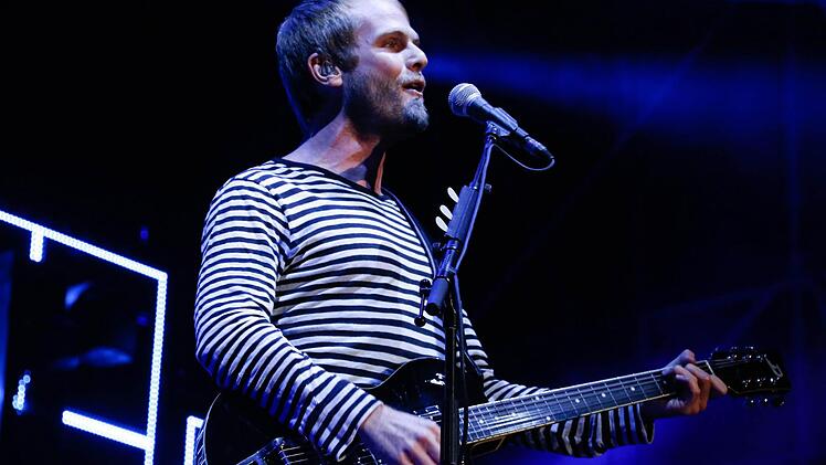 Sportfreunde Stiller feiern mit 9500 Fans auf dem Coburger Schlossplatz. Foto: Matthias Hoch
