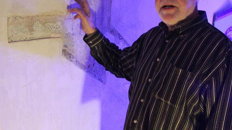 Im Inneren weht im Frankenwaldtheater der Charme längt vergangener Tage, Wolfgang Martin, der das alte Schulhaus zu einem symbolischen Preis gekauft hat, hat die alte Wandbemalung zutage gefördert. Auch in Zukunft bleibt der Shabby-Charme erhalten, verspricht Martin - eine Neuerung plant er allerdings: Er will den Haupteingang der alten Schule wiederherstellen (Foto: Sonja Adam)