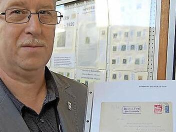 Vorsitzender Matthias Müller zeigt einen historischen Brief mit dem Stempel "Buch Forst über Lichtenfels". Foto: Andreas Welz
