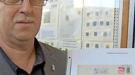 Vorsitzender Matthias Müller zeigt einen historischen Brief mit dem Stempel "Buch Forst über Lichtenfels". Foto: Andreas Welz