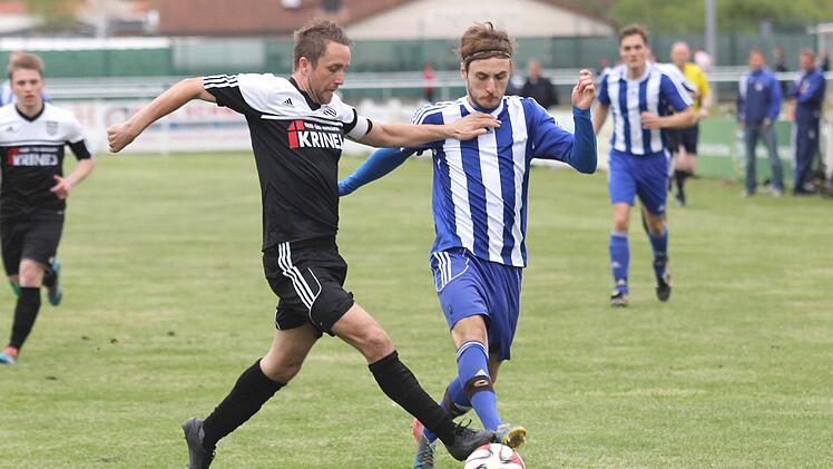 Sands Kapitän Daniel Rinbergas (links) und der Leinacher sind zeitgleich am Ball. Der Leinacher kann sich letztlich durchsetzen. Foto: Ralf Naumann