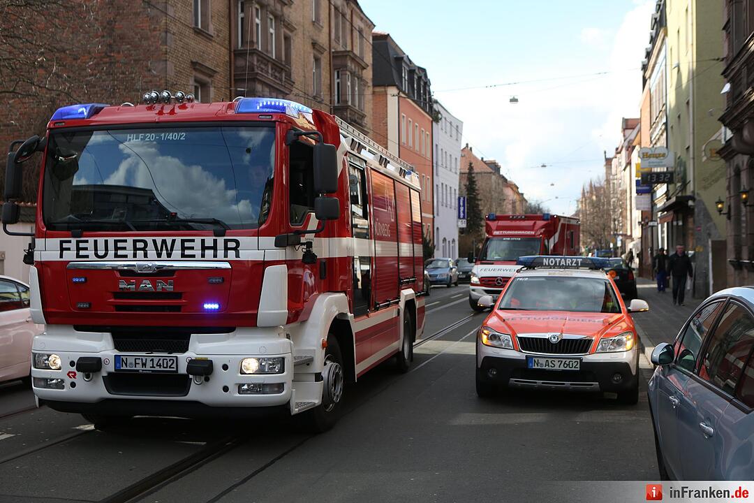 Krankenwagen verunglückt bei Einsatzfahrt in Nürnberg