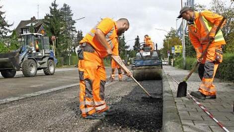 Die Arbeiter haben alle Hände voll zu tun in der Bügstraße.